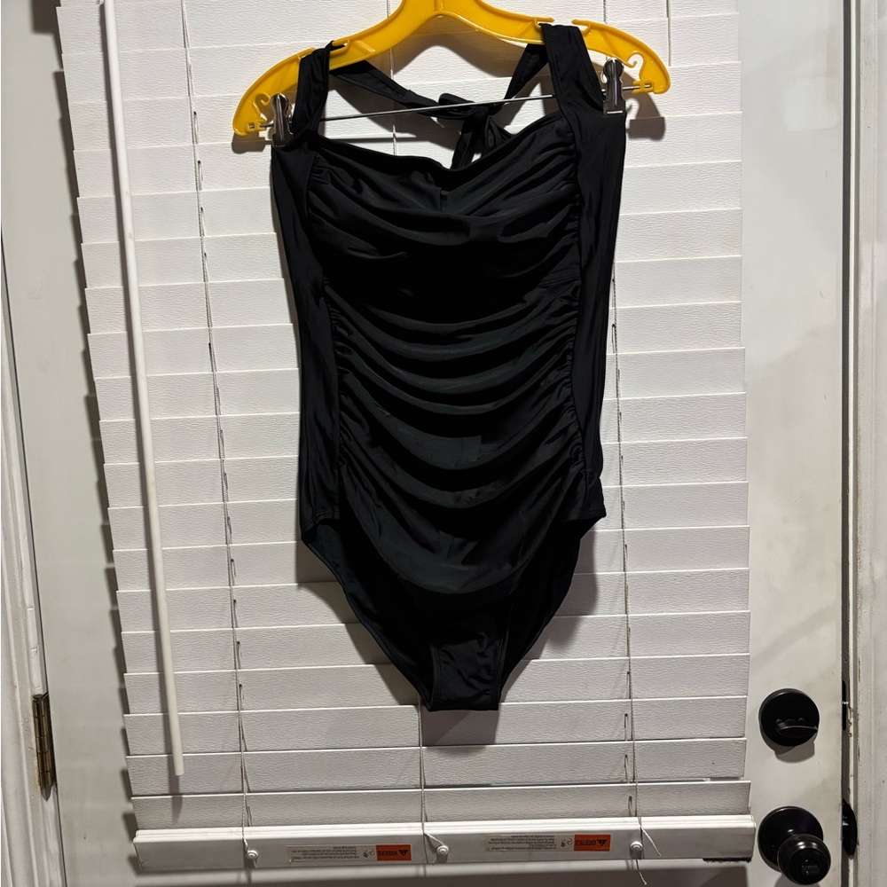 Smismivo Elegant Black Ruched Swimsuit